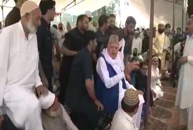 WATCH: Days after chanting 'Bharat Mata ki Jai’, Farooq Abdullah heckled during Eid prayer