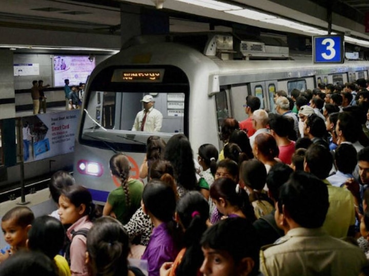 Raksha Bandhan 2018: Delhi Metro snag spoils Rakhi day celebrations Raksha Bandhan 2018: Delhi Metro snag spoils Rakhi day celebrations