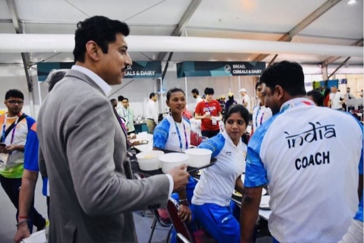 Asian Games 2018: Did Rajyavardhan Singh Rathore serve meal to Indian players in Jakarta? VIRAL SACH: Did Rajyavardhan Singh Rathore serve meal to Indian players at  Asian Games 2018 in Jakarta?