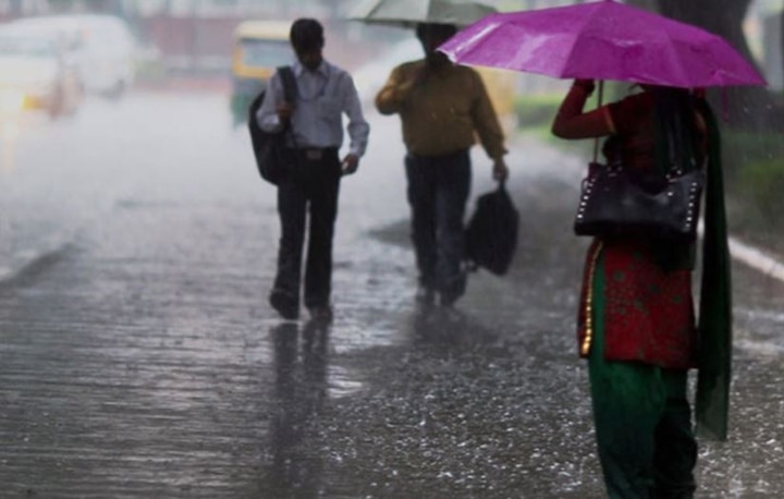 Rains lash Delhi-NCR, waterlogging stalls traffic in Gurgaon Rains lash Delhi-NCR, waterlogging stalls traffic in Gurgaon