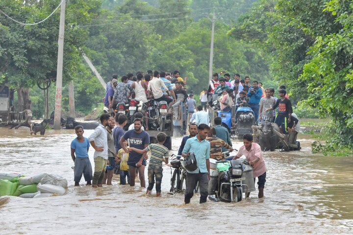 Flood-like situation in Moradabad; at least 25 villages drowned due to incessant rains Flood-like situation in Moradabad; at least 25 villages drowned due to incessant rains