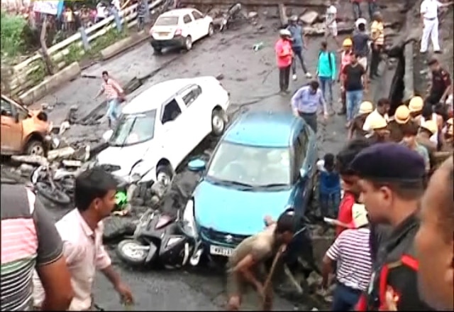 LIVE UPDATES: Majerhat bridge collapses in South Kolkata, casualties feared Majerhat bridge collapses in South Kolkata, 1 dead; PM says incident 'deeply unfortunate'