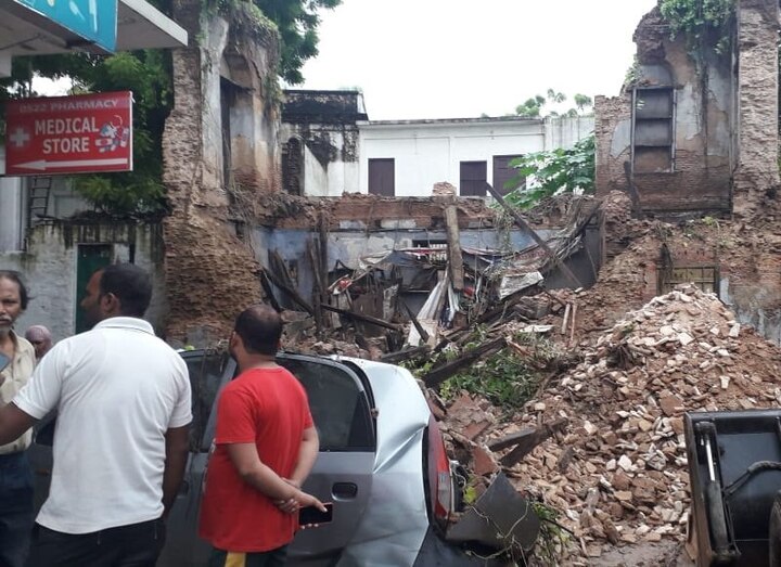 Lucknow: Part of 2-storey building collapses due to rains near Gulab Cinema, Gopalganj Lucknow: Part of 2-storey building collapses due to rains near Gulab Cinema, Gopalganj