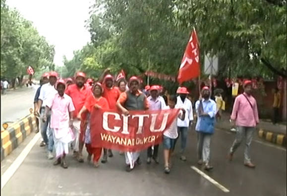 Farmers, labourers hold 'Majdoor Kisan Sangharsh Rally' in Delhi; Protesters march toward Parliament