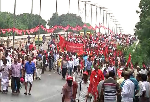 Farmers, labourers hold 'Majdoor Kisan Sangharsh Rally' in Delhi; Protesters march toward Parliament