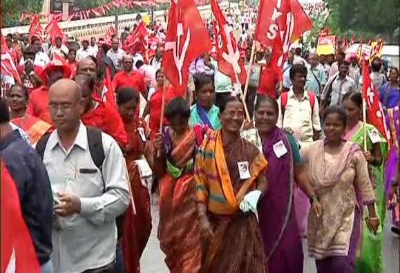 Farmers, labourers hold 'Majdoor Kisan Sangharsh Rally' in Delhi; Protesters march toward Parliament