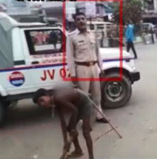 VIRAL SACH: Policeman forcing kid to sweep road?