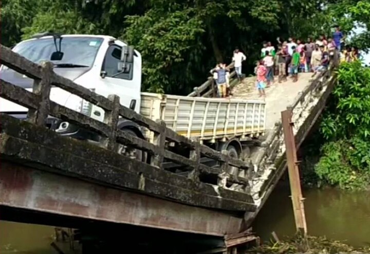 After Majerhat bridge, another bridge in Siliguri collapses in West Bengal West Bengal: After Majerhat, another bridge collapses in Siliguri