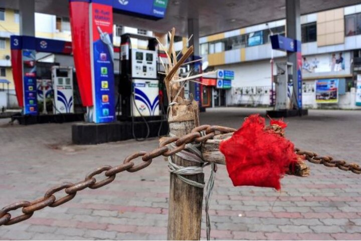 Bharat Bandh: Normal life unaffected in Delhi, Congress stages protests at petrol pumps Bharat Bandh: Normal life unaffected in Delhi, Congress stages protests at petrol pumps