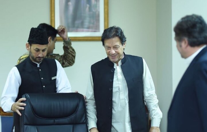 Pakistan: PM Imran Khan pays maiden visit to Pak's spy agency ISI  Pakistan: PM Imran Khan pays maiden visit to Pak's spy agency ISI