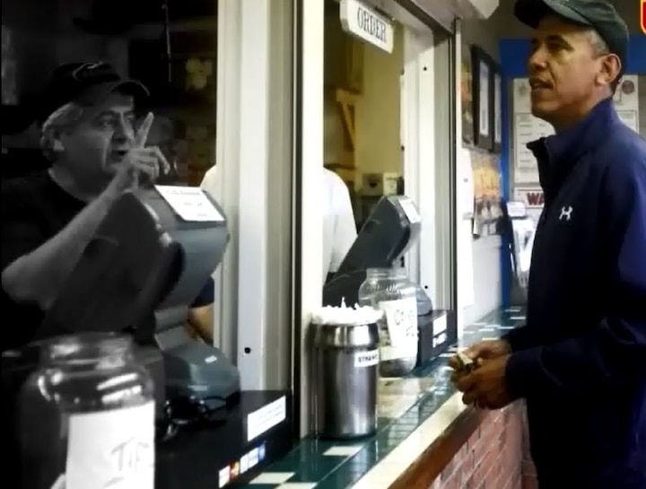 VIRAL SACH: Former US President Barack Obama working in a restaurant? VIRAL SACH: Former US President Barack Obama working in a restaurant?