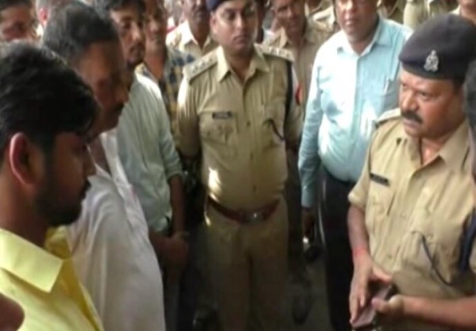 UP: Unrest after farmer belonging to minority class killed in police custody in Sitapur; case filed against cops UP: Unrest after farmer belonging to minority class killed in police custody in Sitapur; case filed against cops
