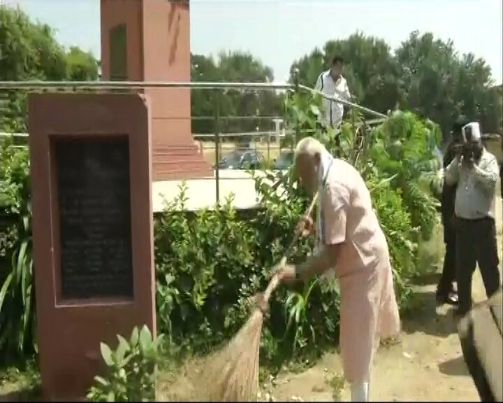 PM launches 'Swachhata Hi Seva' campaign, exhorts people to fulfil Gandhi's dream of a clean India PM launches 'Swachhata Hi Seva' campaign, wields broom at Delhi school