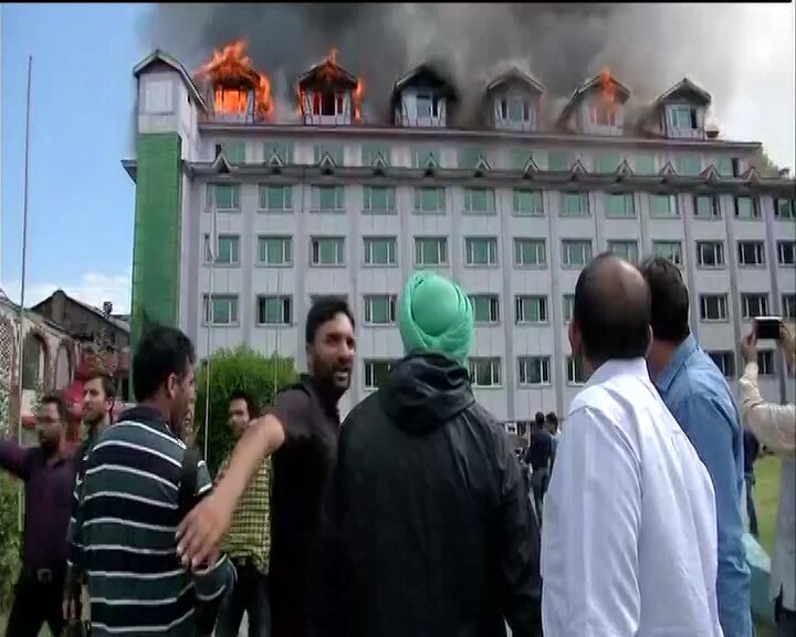 Massive fire engulfs top-2 floors of hotel located in heart of Srinagar Massive fire engulfs top-2 floors of hotel located in heart of Srinagar