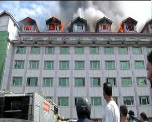 Massive fire engulfs top-2 floors of hotel located in heart of Srinagar