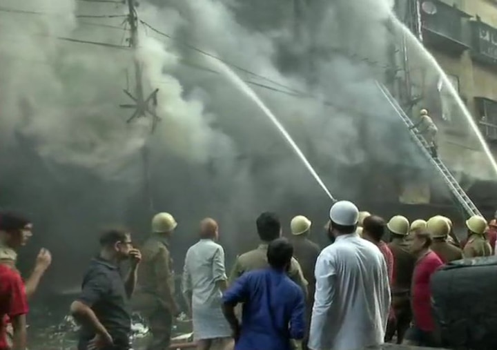 Kolkata fire: Massive fire breaks out at Bagri Market, Canning Street; 30 Fire engines at spot Kolkata fire: Massive blaze at Bagri Market in Canning Street; 30 Fire engines at spot