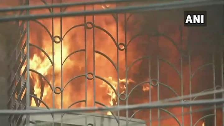 The major fire at the multi-storey market, around a kilometre away from the RBI office and the Writers' Building, gutted nearly 1,000 shops and business establishments — mainly cosmetics, toy and cloth shops. (Image: ANI)