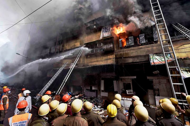 Thick black smoke engulfed Canning Street as fire fighters continued to battle a major blaze, raging for over 12 hours, at the multi-storey Bagree Market on Sunday. (Image: PTI)