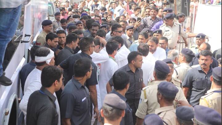 Thousands of Congressmen thronged the road sides and jostled to catch a glimpse of their party chief Photo: MP Congress, Twitter.