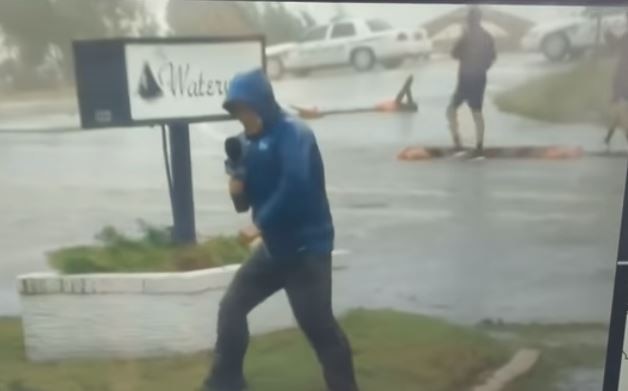VIDEO: TV reporter struggles to stand while covering Hurricane Florence while two men pass by casually; faces flak WATCH: TV reporter trolled for “pretending to struggle” during coverage of Hurricane Florence as 2 men walk casually in background; video goes viral