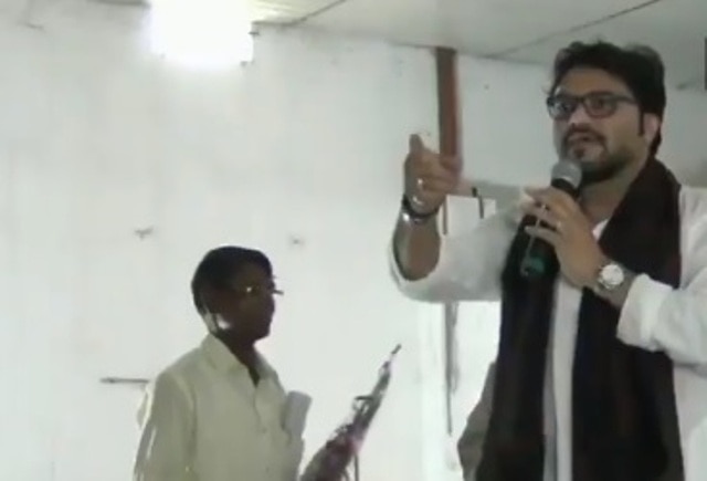 SHOCKING Video: BJP MP Babul Supriyo threatens to break legs of a man in Kolkata SHOCKING Video: BJP MP Babul Supriyo threatens to break legs of a man in Kolkata