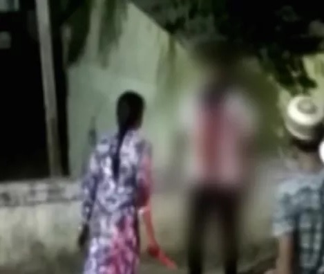 Maharashtra: Woman stabs 'married' boyfriend multiple times; people witness   Maharashtra: Woman stabs 'married' boyfriend multiple times; people witness