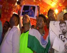 Asia Cup 2018: See pictures of fans who just can\'t keep calm! Another \'Mauka-Mauka\' moment before India, Pakistan lock horns in Dubai