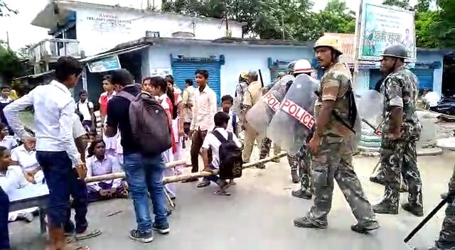 WB: 2 students dead  during clashes in Dinajpur school over recruitment of Urdu teachers   WB: 2 students dead  during clashes in Dinajpur school over recruitment of Urdu teachers