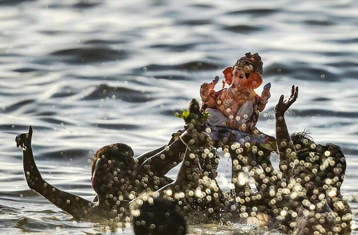 Devotees immerse a Lord Ganesha idol at Dadar Chawpati during Ganesh Utsav, in Mumbai. (PTI)