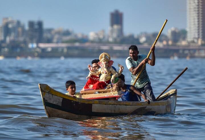 Devotees carry an idol of Lord Ganesha for immersion during Ganesh Utsav celebrations at Dadar Chawpati, in Mumbai. (PTI)