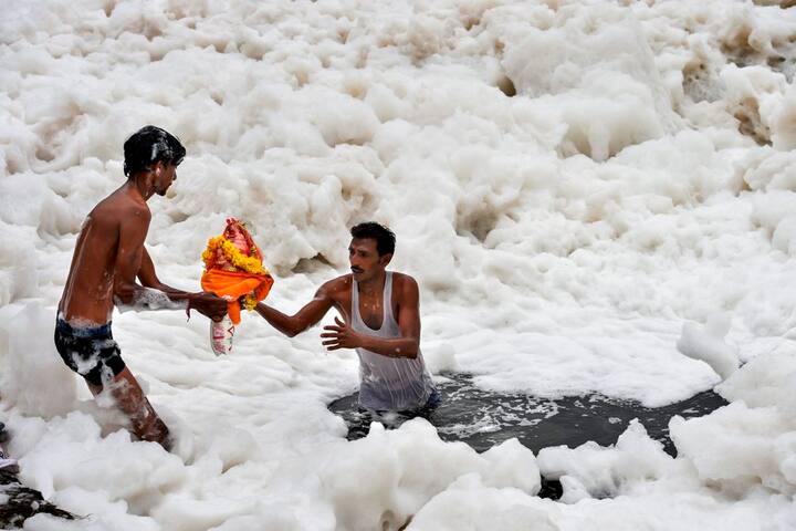Devotees carry an idol of Lord Ganesha to be immersed into river Yamuna on the last day of Ganesh Chaturthi festival, in New Delhi, Sunday, Sept 23, 2018. (PTI)