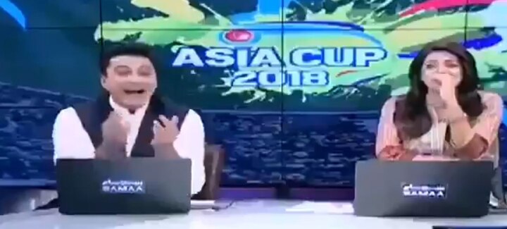 Asia Cup 2018 News Blooper: Pakistani anchor shows 'middle finger' on air;  Viral Video leads hilarious Twitter reactions VIRAL: This Pakistani news anchor shows 'middle finger' on air; triggers hilarious Twitter reactions