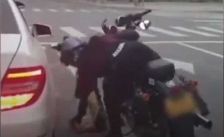 China: Woman throws garbage out of car; female biker teaches a lesson; Watch viral video VIRAL VIDEO: Woman throws garbage out of car window; What this biker does next is worth watching