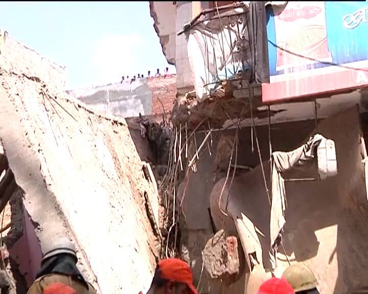 The injured were rushed to the hospital, where they are currently undergoing a treatment