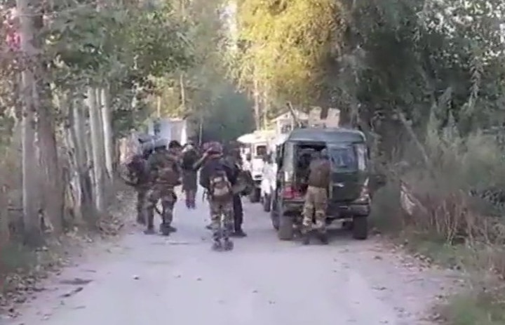 Kashmir: Encounters break out in Anantnag, Srinagar and Budgam; 1 terrorist killed, one soldier martyred Kashmir: Encounters break out in Anantnag, Srinagar and Budgam; 1 terrorist killed, one soldier martyred