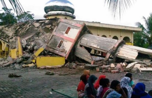At least 832 dead in Indonesia quake-tsunami disaster: reports At least 832 dead in Indonesia quake-tsunami disaster: reports