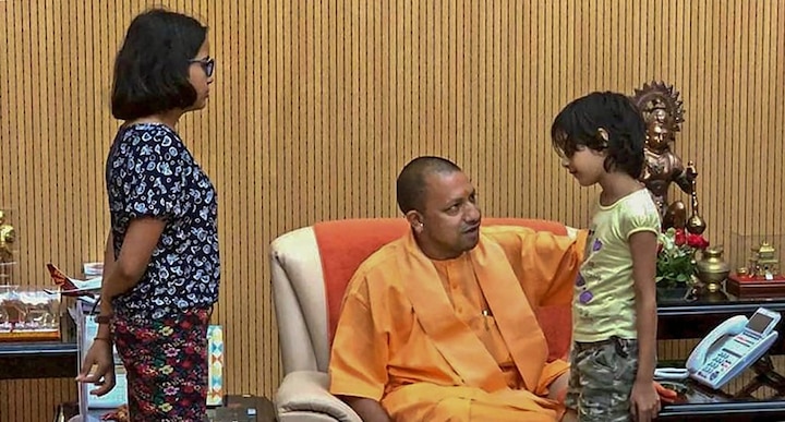 CM Yogi meets Vivek Tiwari’s family, wife says ‘faith in our state government strengthened’ UP: CM Yogi meets Vivek Tiwari’s family; wife says ‘faith in our state govt strengthened’