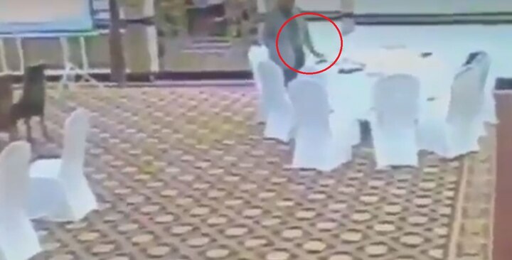 Pakistan Viral Video: CCTV footage of Senior Pakistani official stealing Kuwaiti delegate's wallet goes viral on social media WATCH: This Pakistani bureaucrat steals wallet of Kuwaiti delegate; gets caught on CCTV