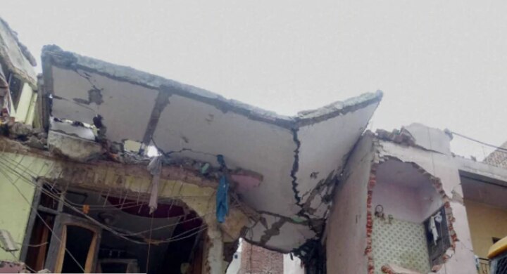 Roof collapse in Delhi, 1 dead Roof collapse in Delhi, 1 dead