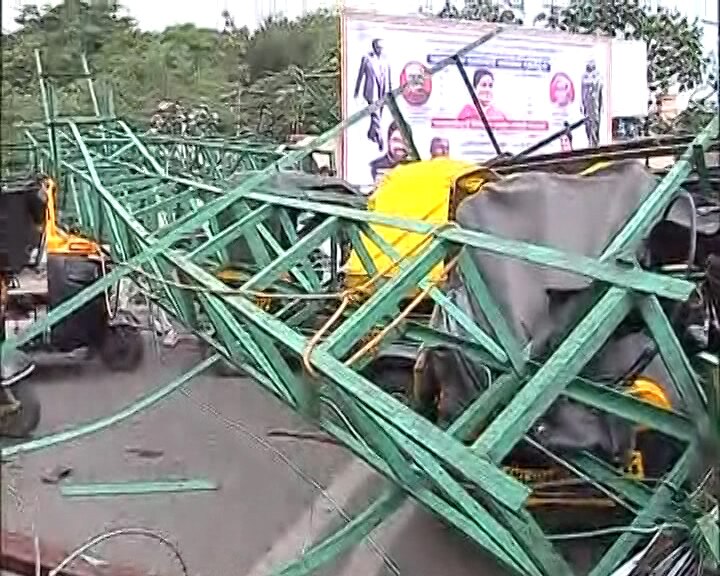 Pune: Three dead as Railway hoarding falls on vehicles while dismantling