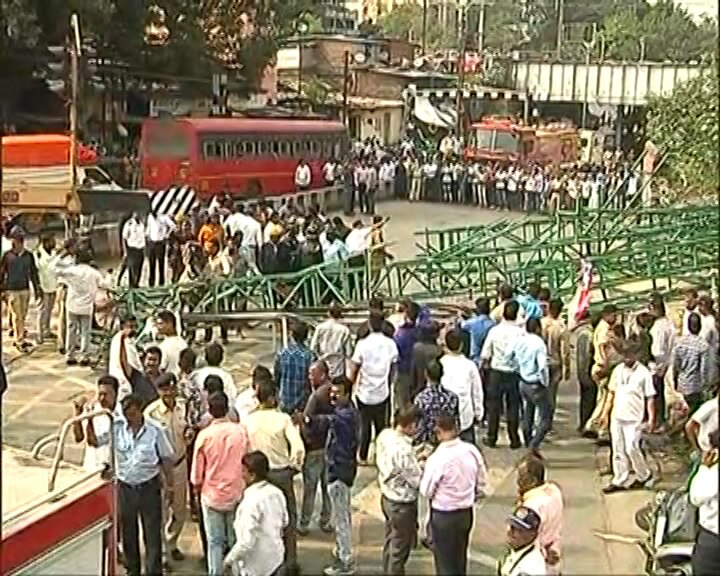 Pune: Three dead as Railway hoarding falls on vehicles while dismantling