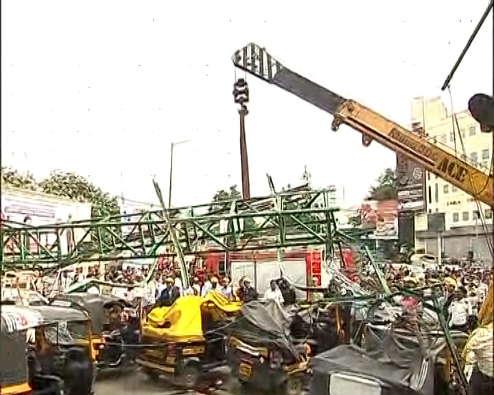 Pune: Three dead as Railway hoarding falls on vehicles while dismantling