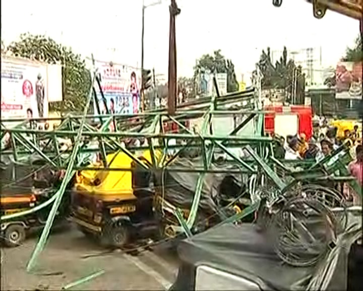 Pune: Three dead as Railway hoarding falls on vehicles while dismantling Pune: Three dead as Railway hoarding falls on vehicles while dismantling