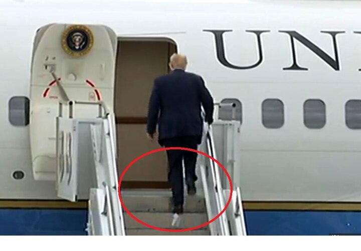 WATCH VIDEO: Trump Boards Flight with Toilet Paper Stuck to His Shoe! WATCH VIDEO: Trump Boards Flight With Toilet Paper Stuck To His Shoe!