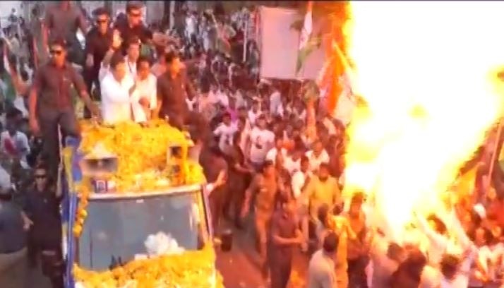 MP: Major accident averted during Rahul Gandhi Jabalpur roadshow as balloons catch fire from 'arti' flame MP: Narrow escape for Rahul Gandhi as balloons catch fire during roadshow