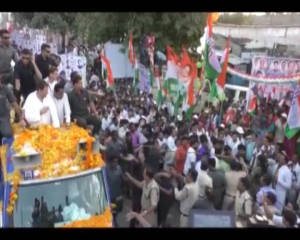 MP: Narrow escape for Rahul Gandhi as balloons catch fire during roadshow