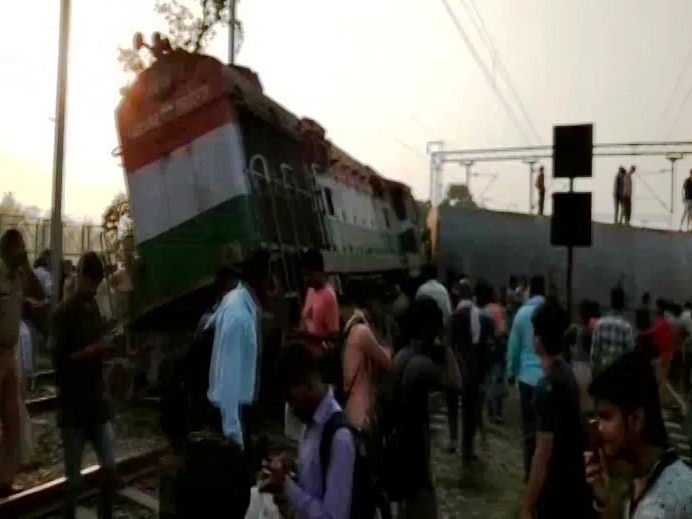 UP: 6 dead, 35 injured after Farakka Express derails at Raebareli UP: 6 dead, 41 injured after New Farakka Express train derails in Raebareli's Harchandpur