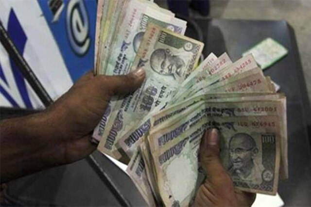 Mumbai: Deputy civic commissioner, his aide caught taking bribe Mumbai: Deputy civic commissioner, his aide caught taking