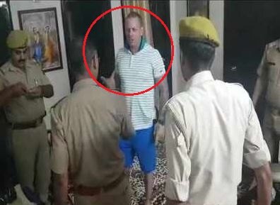 VIDEO: In UP, American man accused of raping woman attacks at police with knife VIDEO: In UP, American man accused of raping woman attacks at police with knife