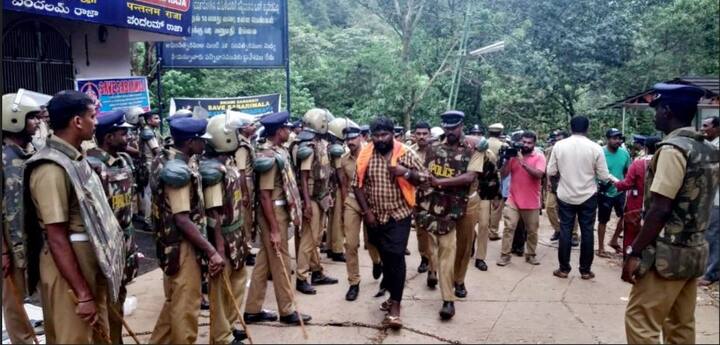 The protesters also resorted to stone pelting as tension continued to grip area. /Image: PTI